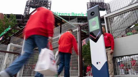 Los fanáticos se enfrentaron a las afueras del Citizens Bank Park de Philadelphia.