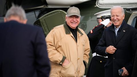 Joe Biden junto a Tim Walz.