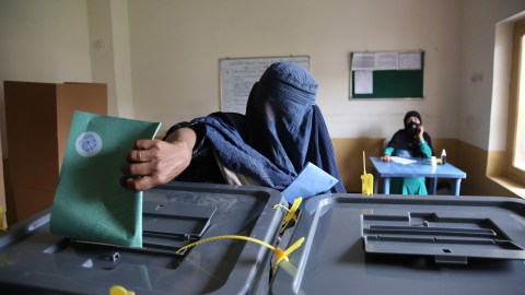 ONU condena ley talibana para silenciar mujeres en Afganistán