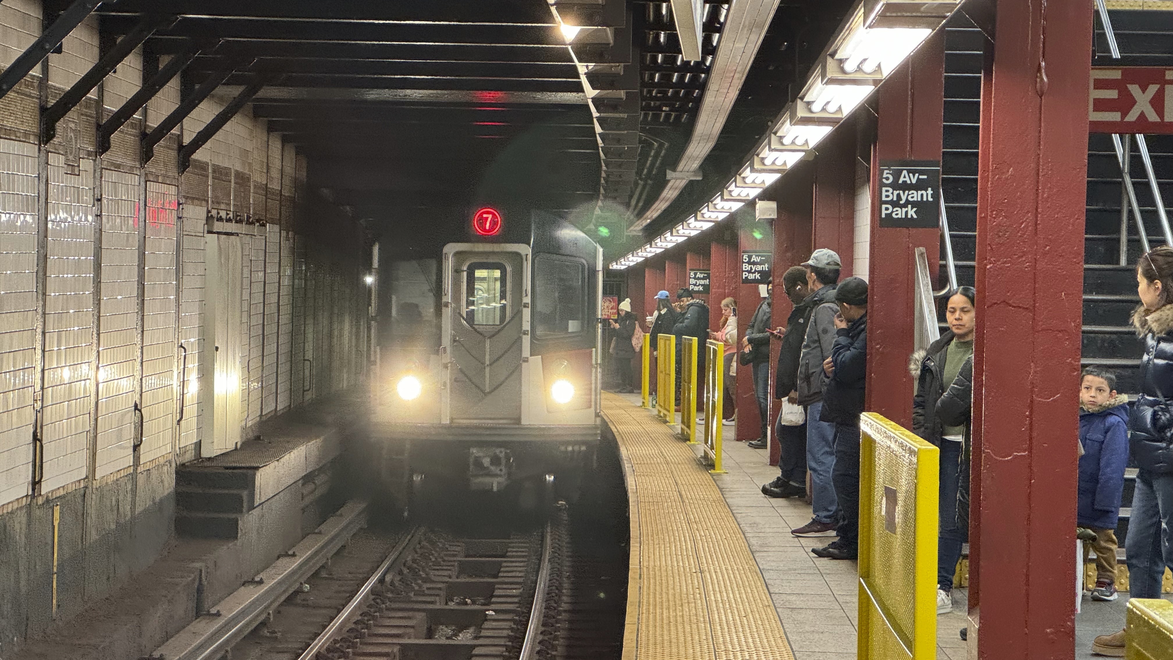 Dos Mexicanas Son Empujadas A Vías De Tren De Manhattan Por Otra Mujer ...