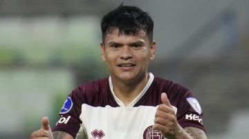 Walter Bou durante un partido de Copa Sudamericana con Lanús.