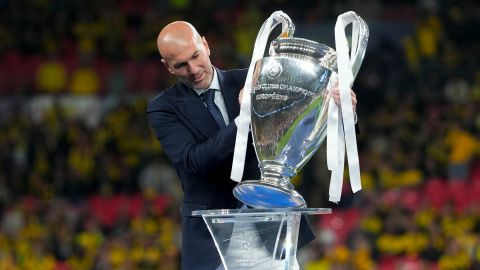 Zinedine Zidane sostiene el trofeo de la UEFA Champions League antes de la final entre Real Madrid y Borussia Dortmund en 2024.