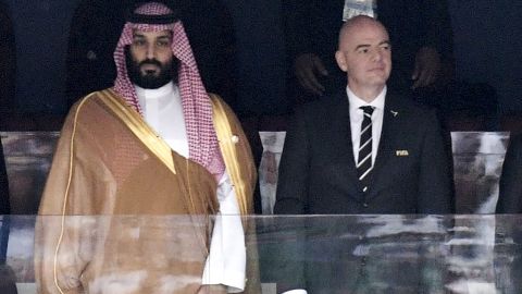 Príncipe Mohammed bin Salman junto al presidente de la FIFA Gianni Infantino.