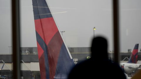 Avión de Delta en aeropuerto de Atlanta