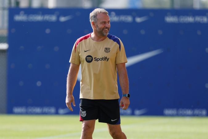 Hansi Flick en pleno entrenamiento con el FC Barcelona.