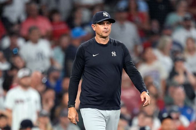 Aaron Boone durante un duelo ante Boston Red Sox.