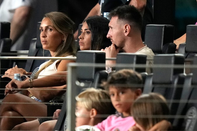Leo Messi viendo al Inter Miami desde la tribuna.