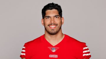 Isaac Alarcón posa para las cámaras durante el Media Day de los equipos de pretemporada 2024 de la NFL.