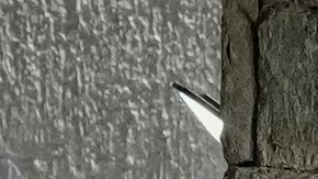 Partidarios de la oposición protestan contra los resultados electorales oficiales frente a la embajada de Argentina, en Caracas, Venezuela.