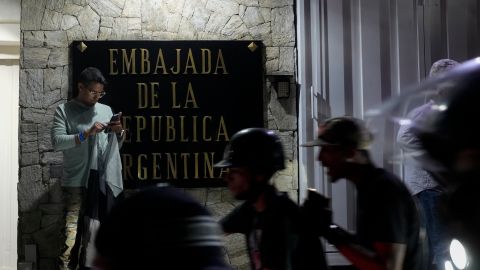 Partidarios de la oposición protestan contra los resultados electorales oficiales frente a la embajada de Argentina, en Caracas, Venezuela.