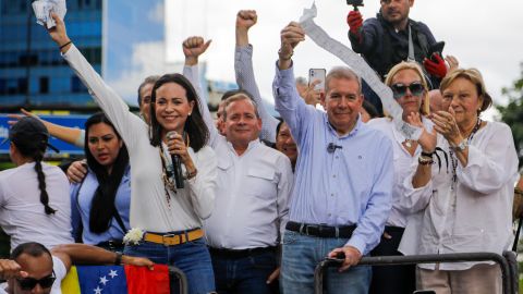 La líder opositora María Corina Machado y el candidato opositor Edmundo González sostienen actas de recuento de votos.