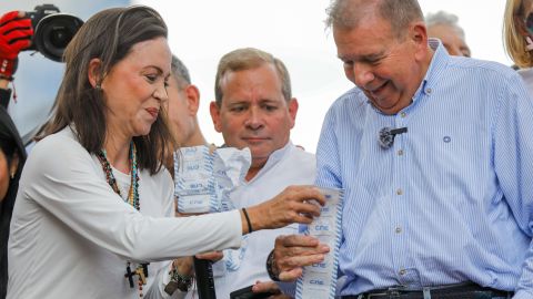 Machado y el opositor Edmundo González sostienen actas de recuento de votos durante una protesta contra los resultados oficiales de las elecciones presidenciales.