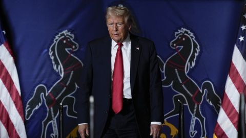 El candidato presidencial republicano y expresidente Donald Trump en el escenario durante un mitin de campaña en Harrisburg, Pensilvania.