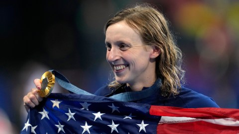 Katie Ledecky posa con su medalla de oro.