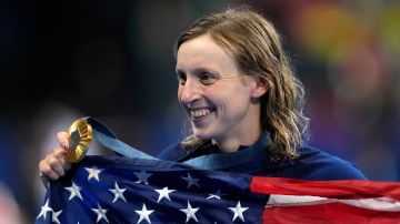 Katie Ledecky posa con su medalla de oro.