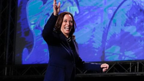 La vicepresidenta Kamala Harris logró los votos necesarios para ser la candidata presidencial.