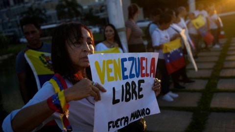 En un comunicado, IDEA dijo que los "mediadores a ritmo lento con la tiranía de Maduro" que mientras ellos no plantean esa exigencia, hay venezolanos que "mueren, son secuestrados y torturados".