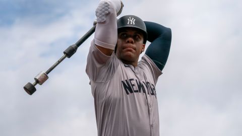 Juan Soto espera para tomar turno durante un juego ante Toronto Blue Jays.