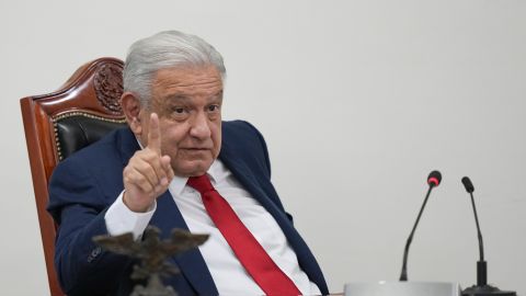 López Obrador expresó su respaldo al gobernador Rocha, de su partido Movimiento de Regeneración Nacional (Morena).