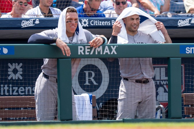 Aaron Judge y Giancarlo Stanton en el dugout de los Yankees.