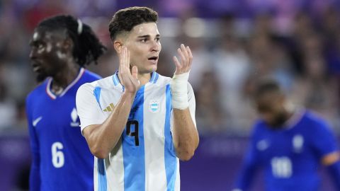 Julian Alvarez durante el partido de fútbol olímpico ante Francia en París 2024.