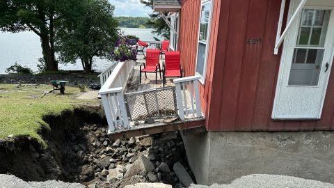 Vista de una vivienda en Seymour Lake, en Morgan, Vt, afectada por inundaciones.