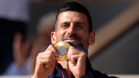 Novak Djokovic muestra su tan ansiada medalla dorada.
