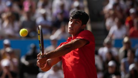 Carlos Alcaraz durante la final antes Novak Djokovic.