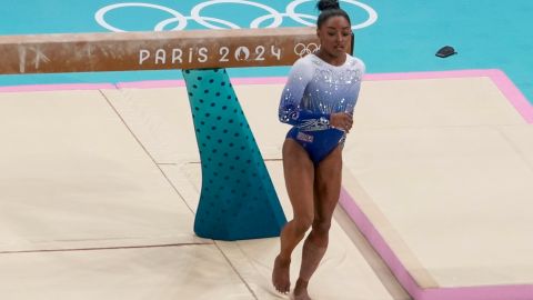 Simone Biles no pudo subir al podio en la prueba de barra.