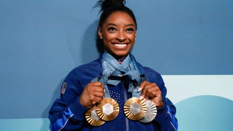 Simone Biles con sus cuatro medallas de París 2024.