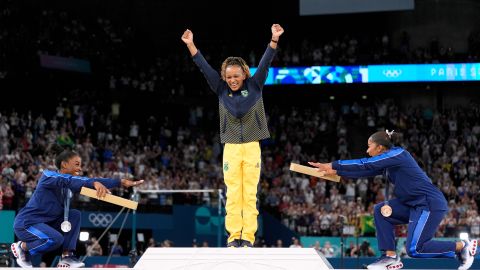 Simone Biles y Jordan Chiles le rinden homenaje a la ganadora de gimnasia artística, la brasileña Rebeca Andrade.