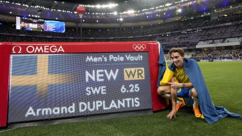 Armand Duplantis se convierte en leyenda tras su nueva medalla de oro en París 2024