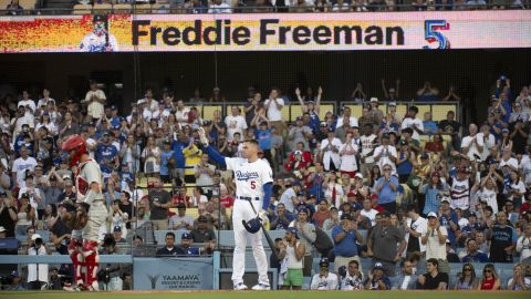 Freddie Freeman recibido con gran ovación tras ausentarse por la enfermedad de su hijo