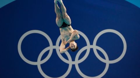 El atleta mexicano aspira a ganarse la medalla de oro al vencer a los chinos.