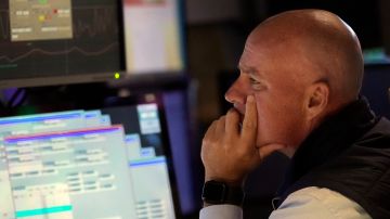 El especialista John O'Hara vigila las acciones en el piso de New York Stock Exchange, el 7 de agosto.