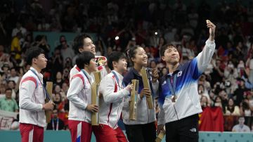 Atletas surcoreanos, chinos y norcoreanos se toman un fotografía en París 2024.