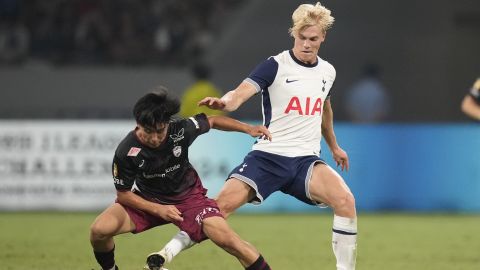 Lucas Bergvall, jugador del Tottenham, en un partido amistoso ante el Vissel Kobe japonés.