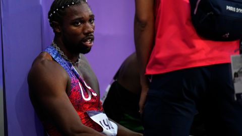 Noah Lyles no podrá seguir participando en los Juegos Olímpicos.