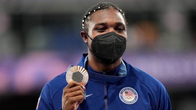 Noah Lyles recibiendo su medalla de bronce por los 200 metros planos en París 2024.