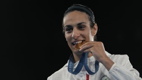 Boxeadora Imane Khelif gana el oro olímpico en medio de polémica de género