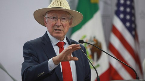 Salazar abordó la elección directa de jueces, y comentó que en su carrera como abogado, trabajó durante más de 20 años en las cortes penales de EE.UU.