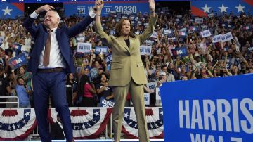 La candidata presidencial demócrata, la vicepresidenta Kamala Harris, y su compañero de fórmula, el gobernador de Minnesota Tim Walz, llegan a un mitin en Phoenix, Arizona.