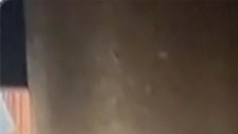 La gente inspecciona los escombros de una escuela luego de ser alcanzada por un ataque aéreo israelí en la ciudad de Gaza.