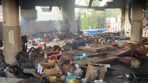 La gente inspecciona los escombros de una escuela luego de ser alcanzada por un ataque aéreo israelí en la ciudad de Gaza.