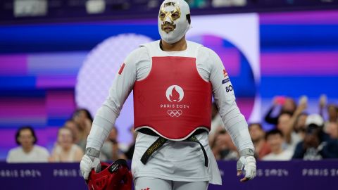 Carlos Sansores entrando a la arena para pelear.