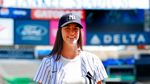 Caitlin Clark sonríe durante su visita al Yankee Stadium.