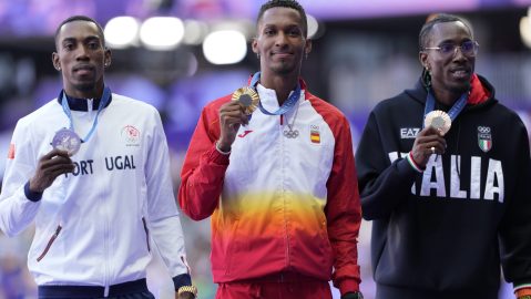Podio del triple salto con tres cubanos representando a otros países.