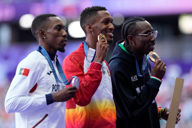Los tres cubanos ganadores de medalla en el triple salto.