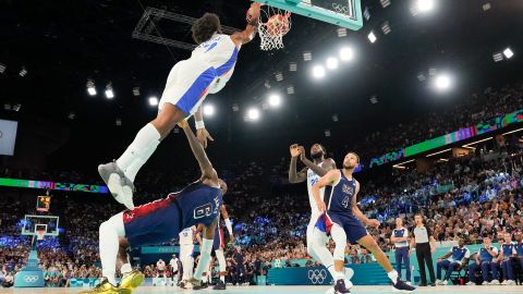 Momento en el que Guerschon Yabusele realiza la clavada sobre LeBron James.