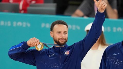 Stephen Curry con la medalla de oro en París 2024.